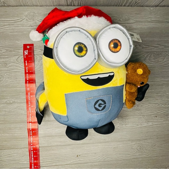 Despicable Me minion with wreath 18 in. Christmas door greeter bob decoration - Picture 7 of 7